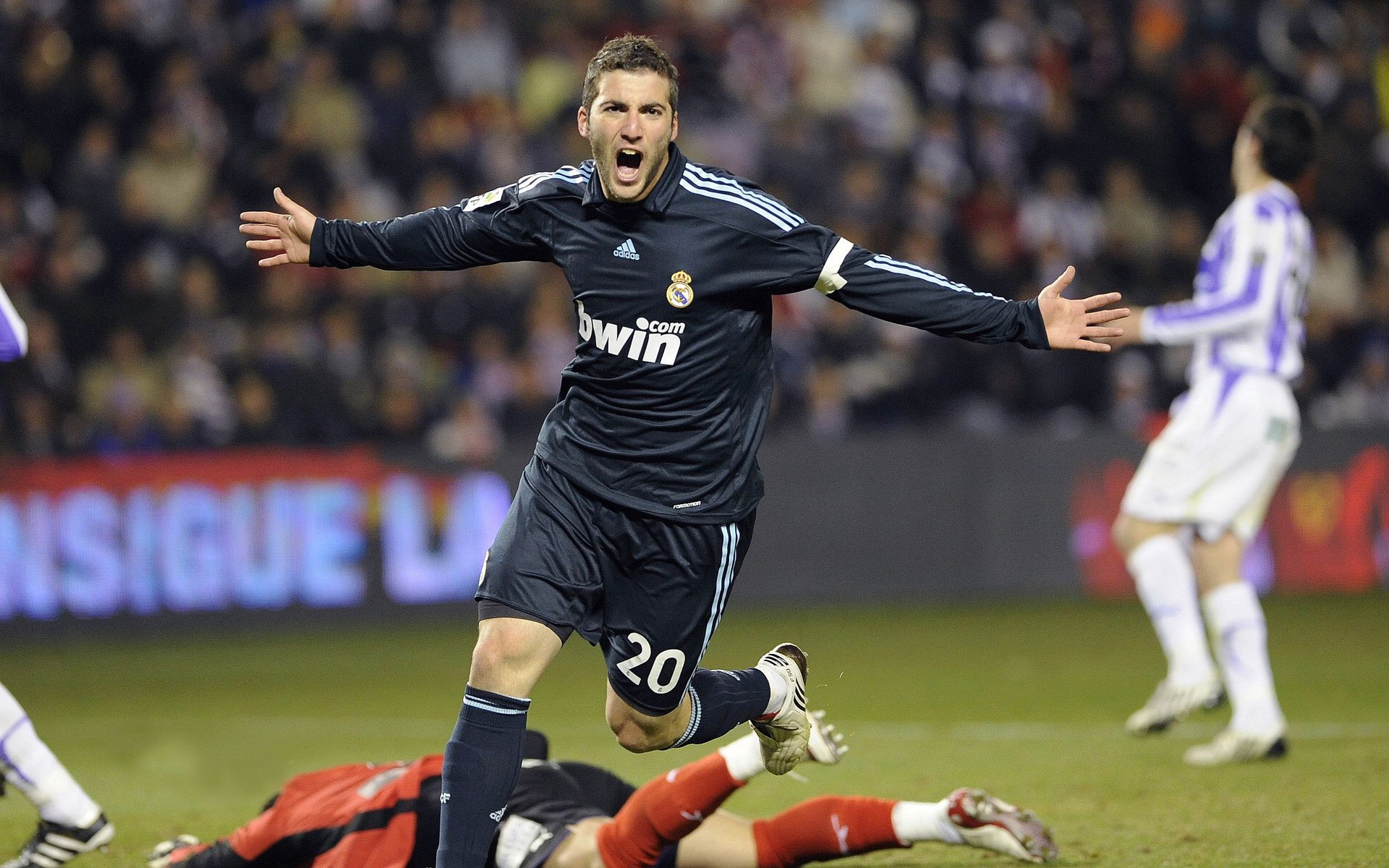 中国冰雪运动蓬勃发展，年轻选手国际赛场崭露头角